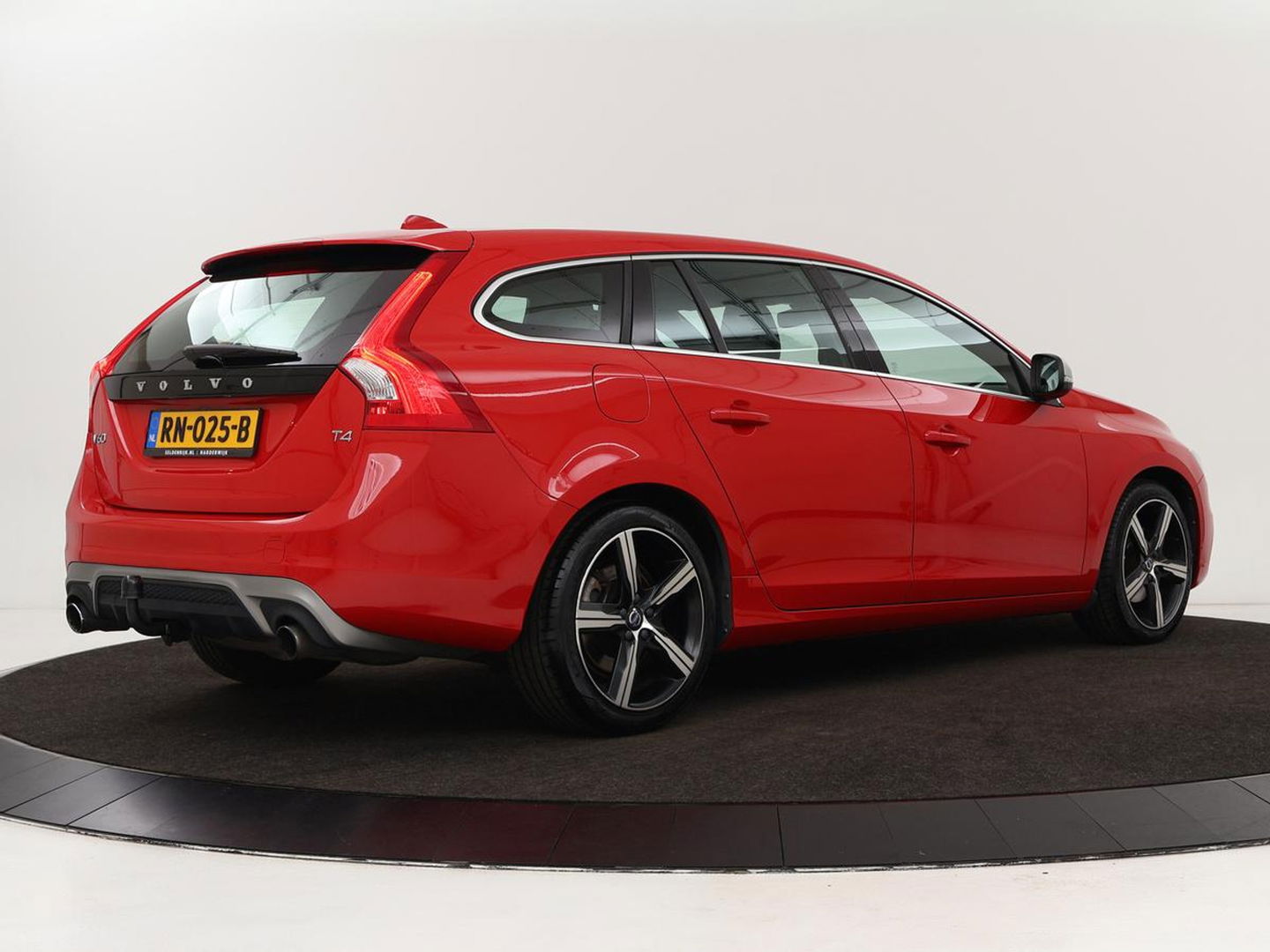 Volvo V60 2.0 T4 Sport | Stoelverwarming | Trekhaak | Xenon | Navigatie | Leder/Alcantara | PDC | Climate control | Cruise control | Bluetooth