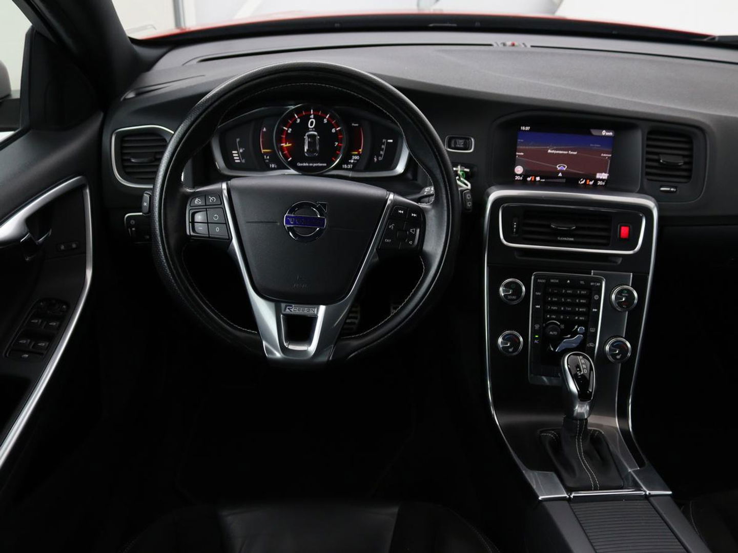 Volvo V60 2.0 T4 Sport | Stoelverwarming | Trekhaak | Xenon | Navigatie | Leder/Alcantara | PDC | Climate control | Cruise control | Bluetooth