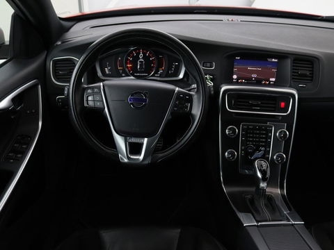 Volvo V60 2.0 T4 Sport | Stoelverwarming | Trekhaak | Xenon | Navigatie | Leder/Alcantara | PDC | Climate control | Cruise control | Bluetooth