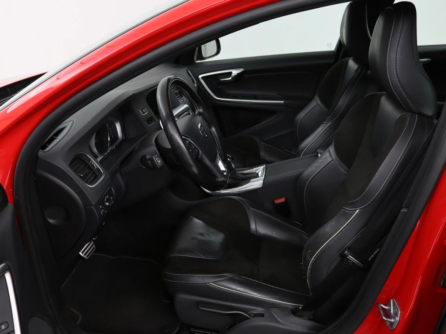 Volvo V60 2.0 T4 Sport | Stoelverwarming | Trekhaak | Xenon | Navigatie | Leder/Alcantara | PDC | Climate control | Cruise control | Bluetooth