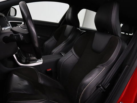 Volvo V60 2.0 T4 Sport | Stoelverwarming | Trekhaak | Xenon | Navigatie | Leder/Alcantara | PDC | Climate control | Cruise control | Bluetooth