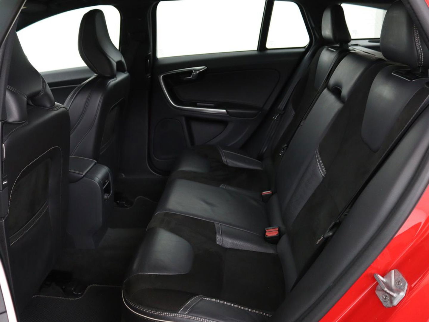 Volvo V60 2.0 T4 Sport | Stoelverwarming | Trekhaak | Xenon | Navigatie | Leder/Alcantara | PDC | Climate control | Cruise control | Bluetooth