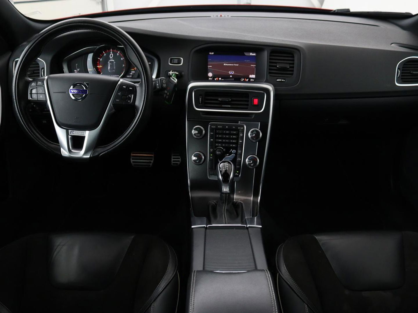 Volvo V60 2.0 T4 Sport | Stoelverwarming | Trekhaak | Xenon | Navigatie | Leder/Alcantara | PDC | Climate control | Cruise control | Bluetooth