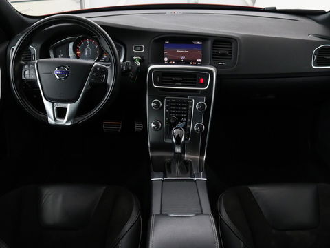 Volvo V60 2.0 T4 Sport | Stoelverwarming | Trekhaak | Xenon | Navigatie | Leder/Alcantara | PDC | Climate control | Cruise control | Bluetooth