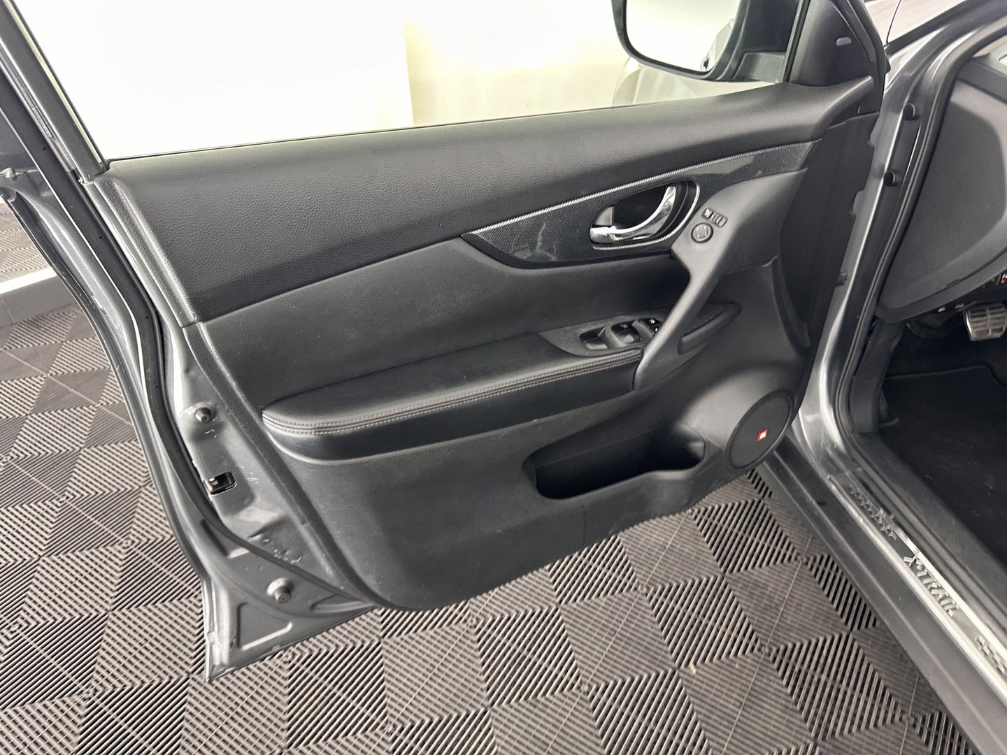 Nissan X-Trail 1.6 dCi Tekna Aut. *PANO | LUXURY-LEATHER | LED-LIGHTS | TOP-VIEW | JBL-AUDIO | BLINDSPOT | KEYLESS | HEATED-COMFORT-SEATS | NAVI-FULLMAP | 19''ALU*
