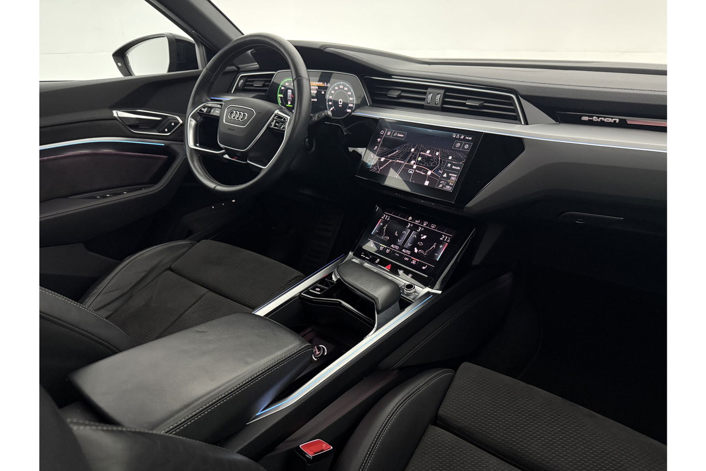 Audi e-tron 50 quattro Launch edition 71 kWh 313PK Pano LED Sfeer Virtual Trekhaak Carplay Head-up Camera Clima Cruise PDC Memory-Seat 21''LMV