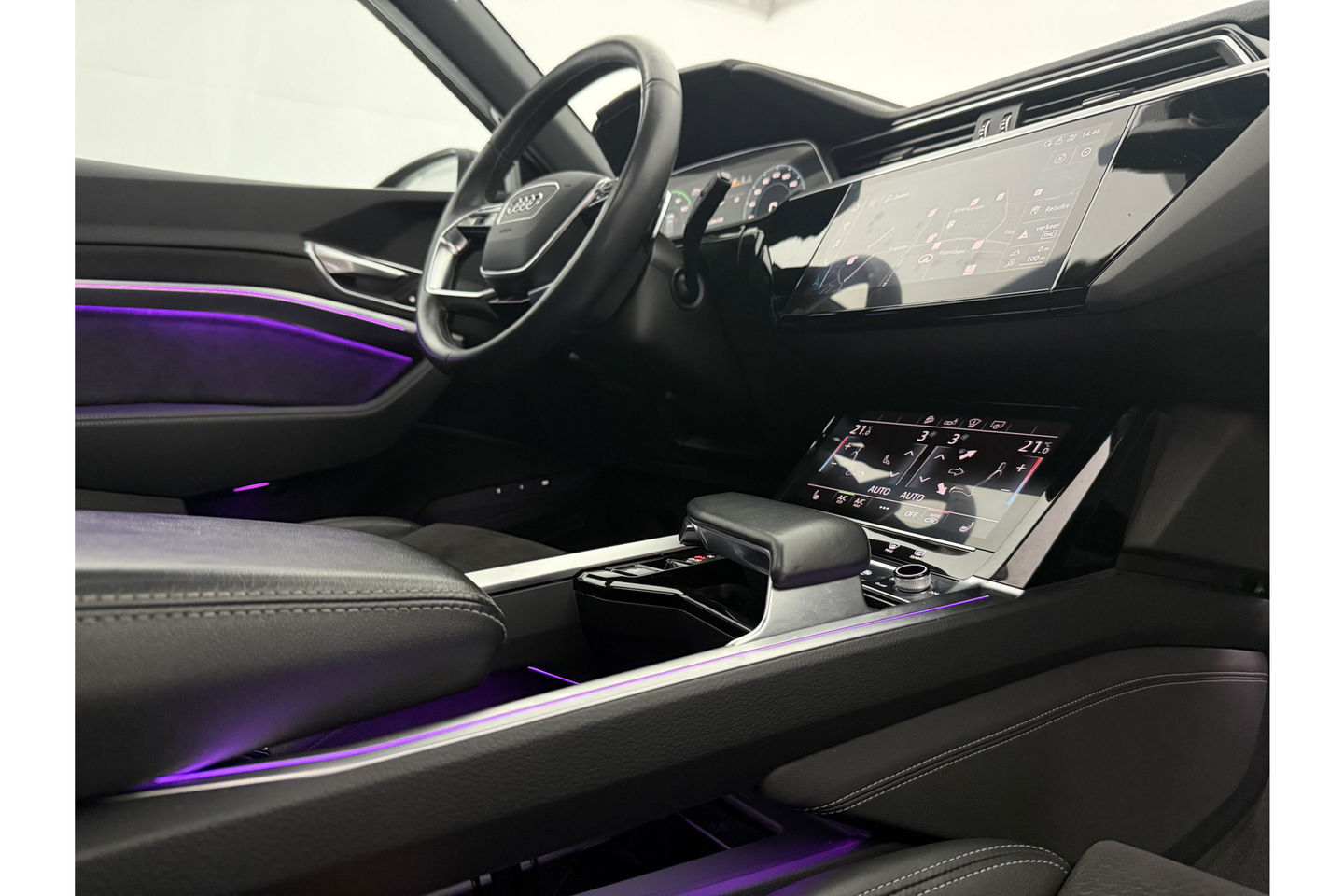Audi e-tron 50 quattro Launch edition 71 kWh 313PK Pano LED Sfeer Virtual Trekhaak Carplay Head-up Camera Clima Cruise PDC Memory-Seat 21''LMV