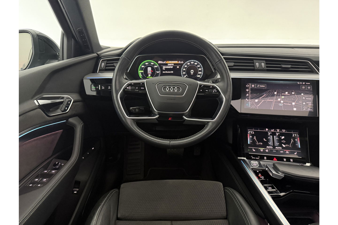 Audi e-tron 50 quattro Launch edition 71 kWh 313PK Pano LED Sfeer Virtual Trekhaak Carplay Head-up Camera Clima Cruise PDC Memory-Seat 21''LMV