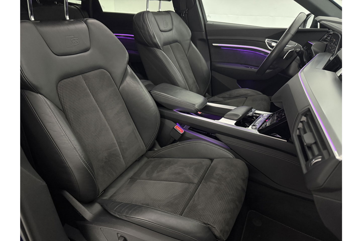 Audi e-tron 50 quattro Launch edition 71 kWh 313PK Pano LED Sfeer Virtual Trekhaak Carplay Head-up Camera Clima Cruise PDC Memory-Seat 21''LMV