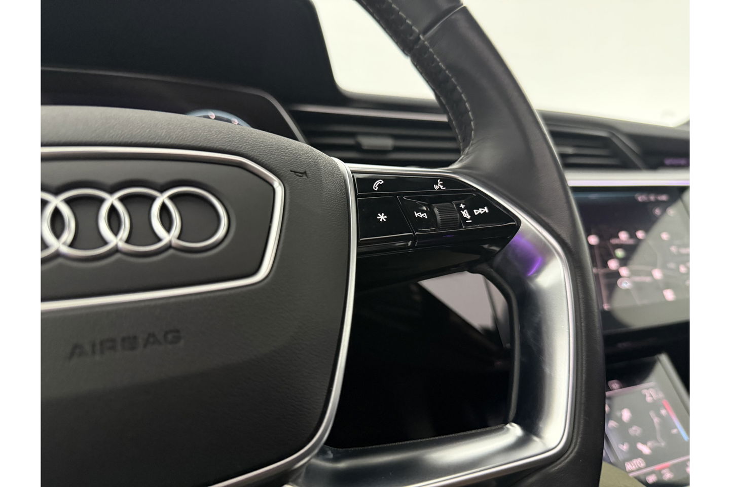 Audi e-tron 50 quattro Launch edition 71 kWh 313PK Pano LED Sfeer Virtual Trekhaak Carplay Head-up Camera Clima Cruise PDC Memory-Seat 21''LMV