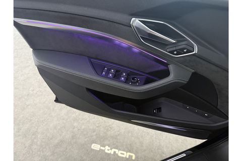 Audi e-tron 50 quattro Launch edition 71 kWh 313PK Pano LED Sfeer Virtual Trekhaak Carplay Head-up Camera Clima Cruise PDC Memory-Seat 21''LMV