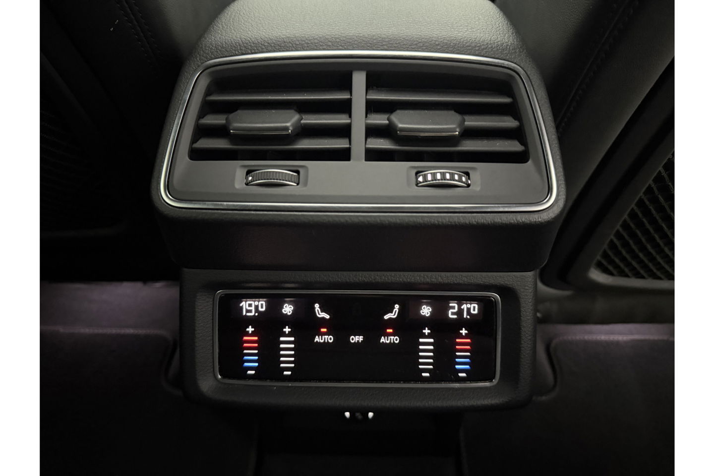 Audi e-tron 50 quattro Launch edition 71 kWh 313PK Pano LED Sfeer Virtual Trekhaak Carplay Head-up Camera Clima Cruise PDC Memory-Seat 21''LMV