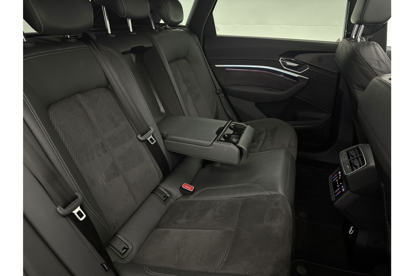 Audi e-tron 50 quattro Launch edition 71 kWh 313PK Pano LED Sfeer Virtual Trekhaak Carplay Head-up Camera Clima Cruise PDC Memory-Seat 21''LMV
