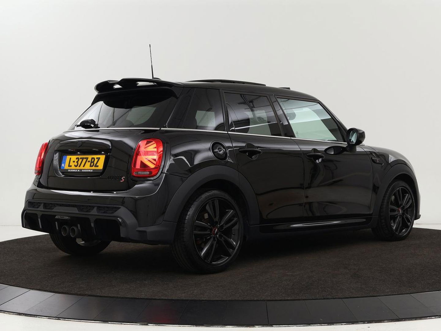 MINI Cooper S 2.0 John Cooper Works | Panoramadak | Stoelverwarming | Camera | Carplay | Full LED | Leder | Harman/Kardon | Climate control | Cruise control