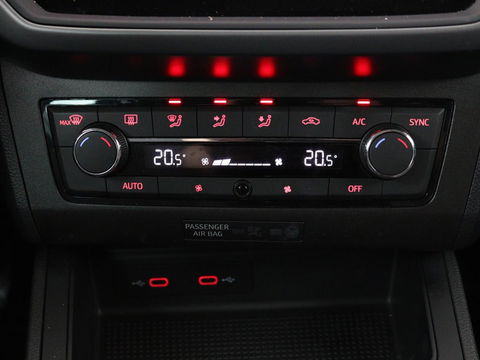 SEAT Ibiza 1.0 TSI Style Intens | Carplay | Trekhaak | Navigatie | Climate control | Camera | Cruise control | Parkeerhulp | Bluetooth