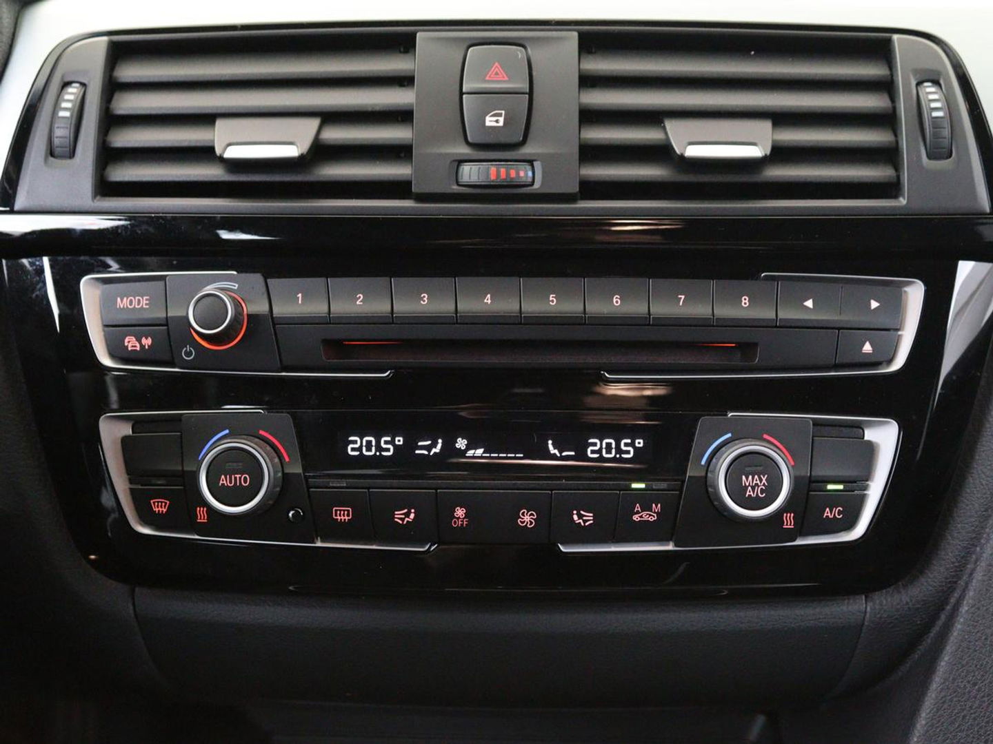 BMW 3-serie 320i M Sport | Sportstoelen | Alcantara | Full LED | Navigatie | Climate control | Bluetooth | Parkeerhulp | Cruise control