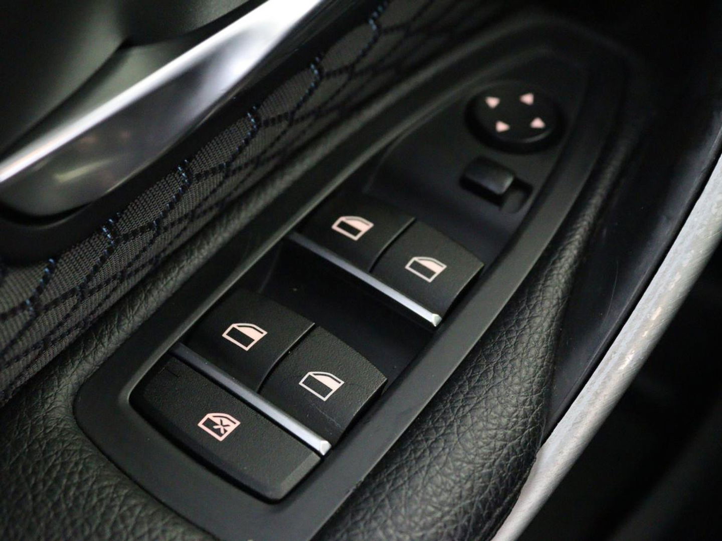 BMW 3-serie 320i M Sport | Sportstoelen | Alcantara | Full LED | Navigatie | Climate control | Bluetooth | Parkeerhulp | Cruise control