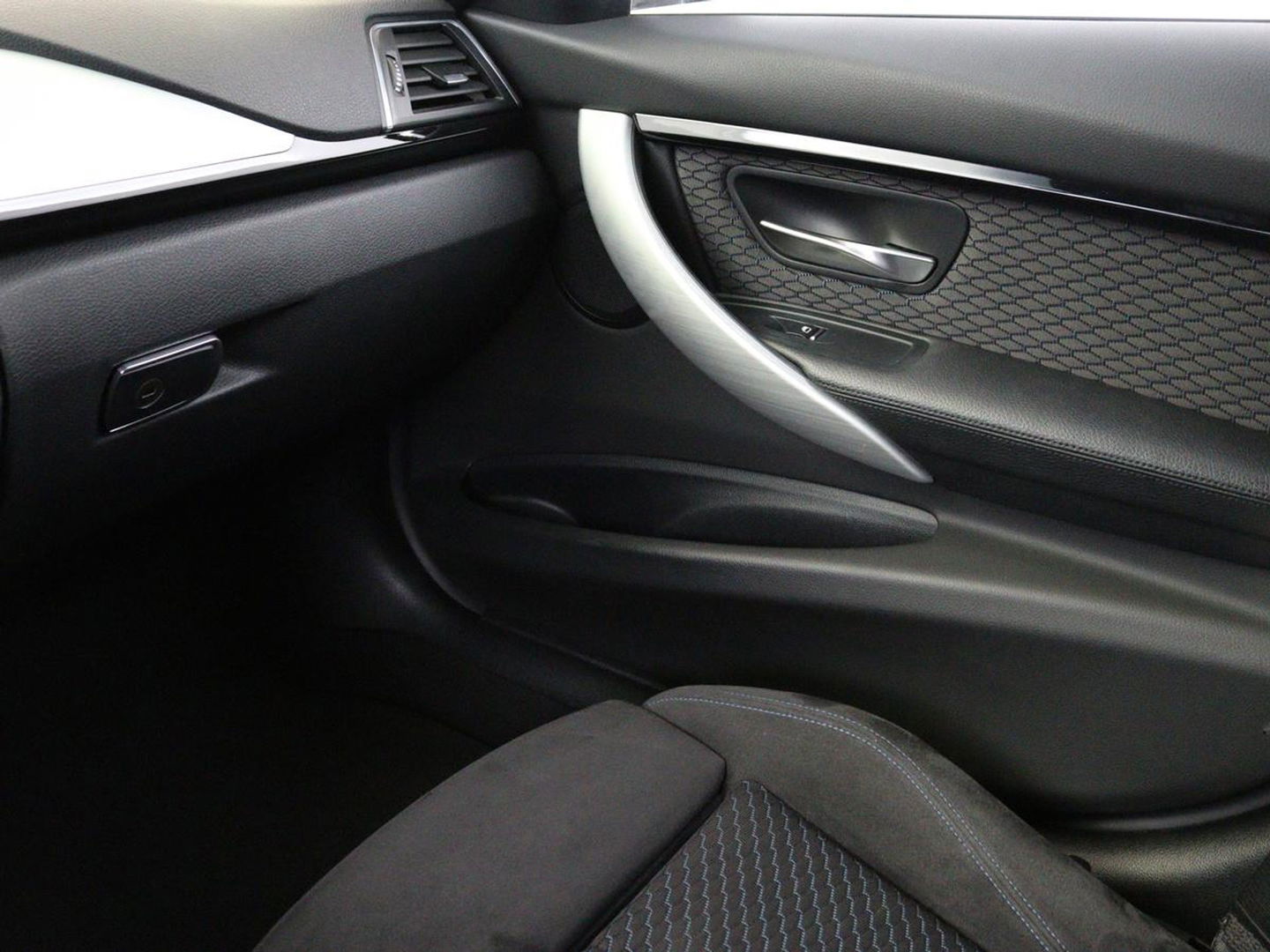 BMW 3-serie 320i M Sport | Sportstoelen | Alcantara | Full LED | Navigatie | Climate control | Bluetooth | Parkeerhulp | Cruise control