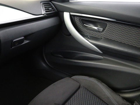 BMW 3-serie 320i M Sport | Sportstoelen | Alcantara | Full LED | Navigatie | Climate control | Bluetooth | Parkeerhulp | Cruise control