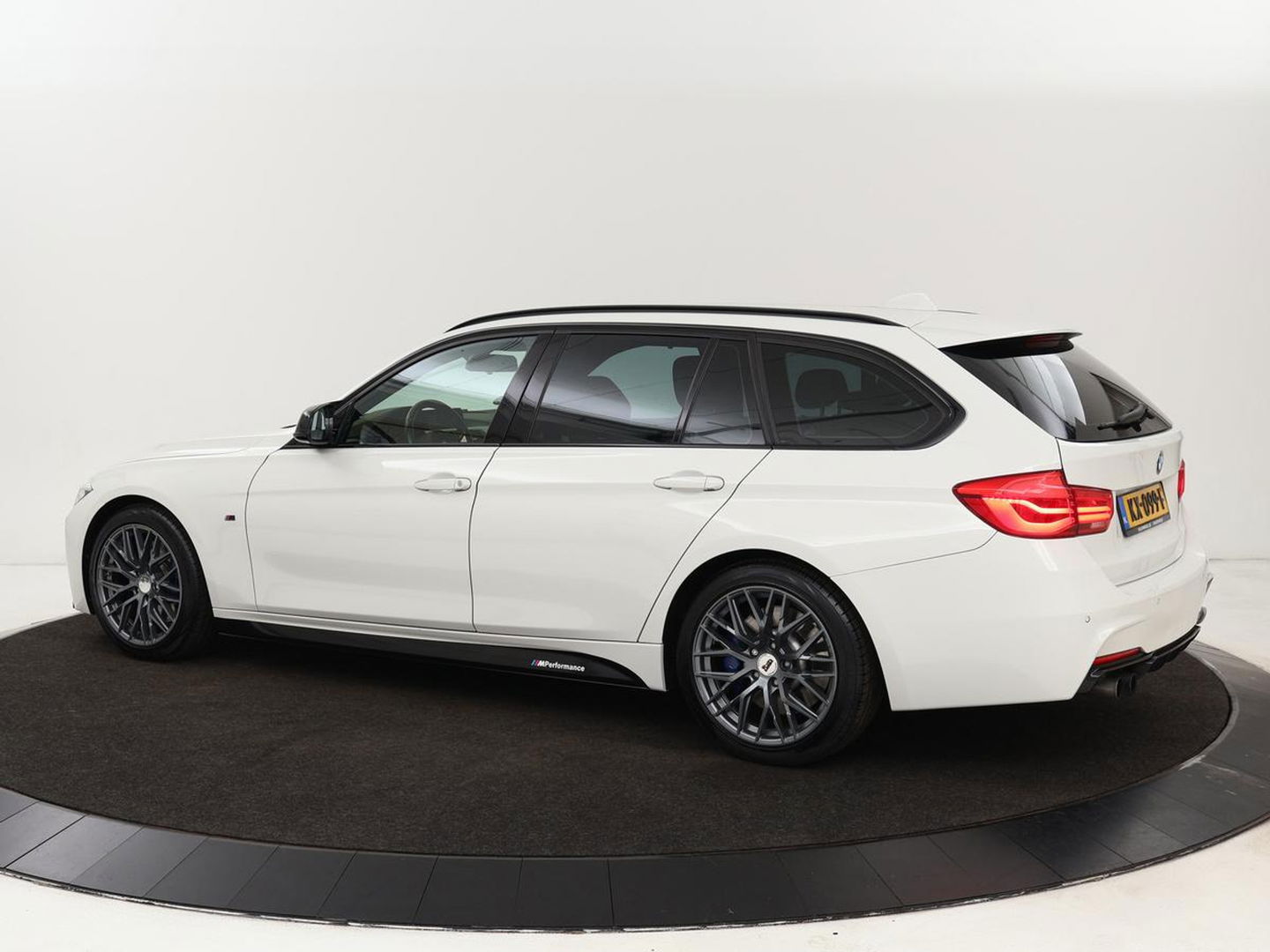 BMW 3-serie 320i M Sport | Sportstoelen | Alcantara | Full LED | Navigatie | Climate control | Bluetooth | Parkeerhulp | Cruise control