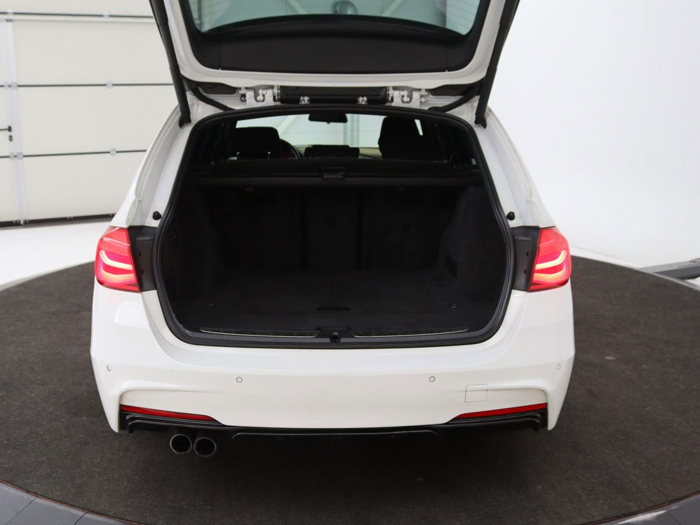 BMW 3-serie 320i M Sport | Sportstoelen | Alcantara | Full LED | Navigatie | Climate control | Bluetooth | Parkeerhulp | Cruise control