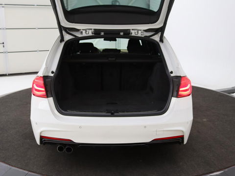 BMW 3-serie 320i M Sport | Sportstoelen | Alcantara | Full LED | Navigatie | Climate control | Bluetooth | Parkeerhulp | Cruise control