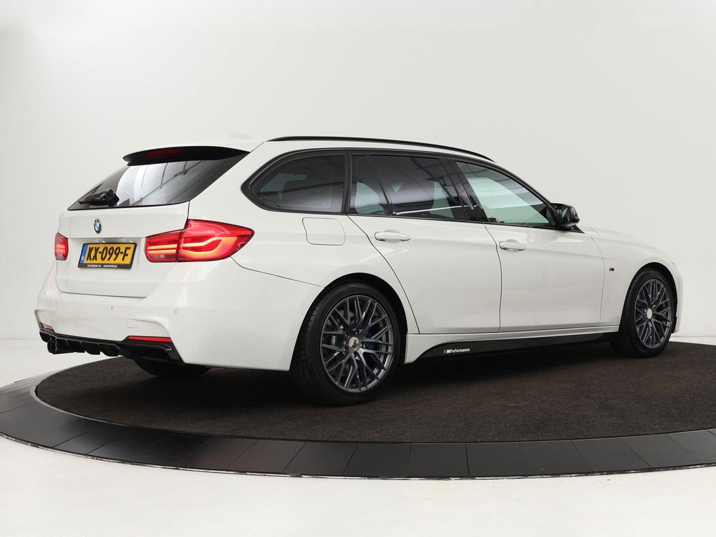 BMW 3-serie 320i M Sport | Sportstoelen | Alcantara | Full LED | Navigatie | Climate control | Bluetooth | Parkeerhulp | Cruise control
