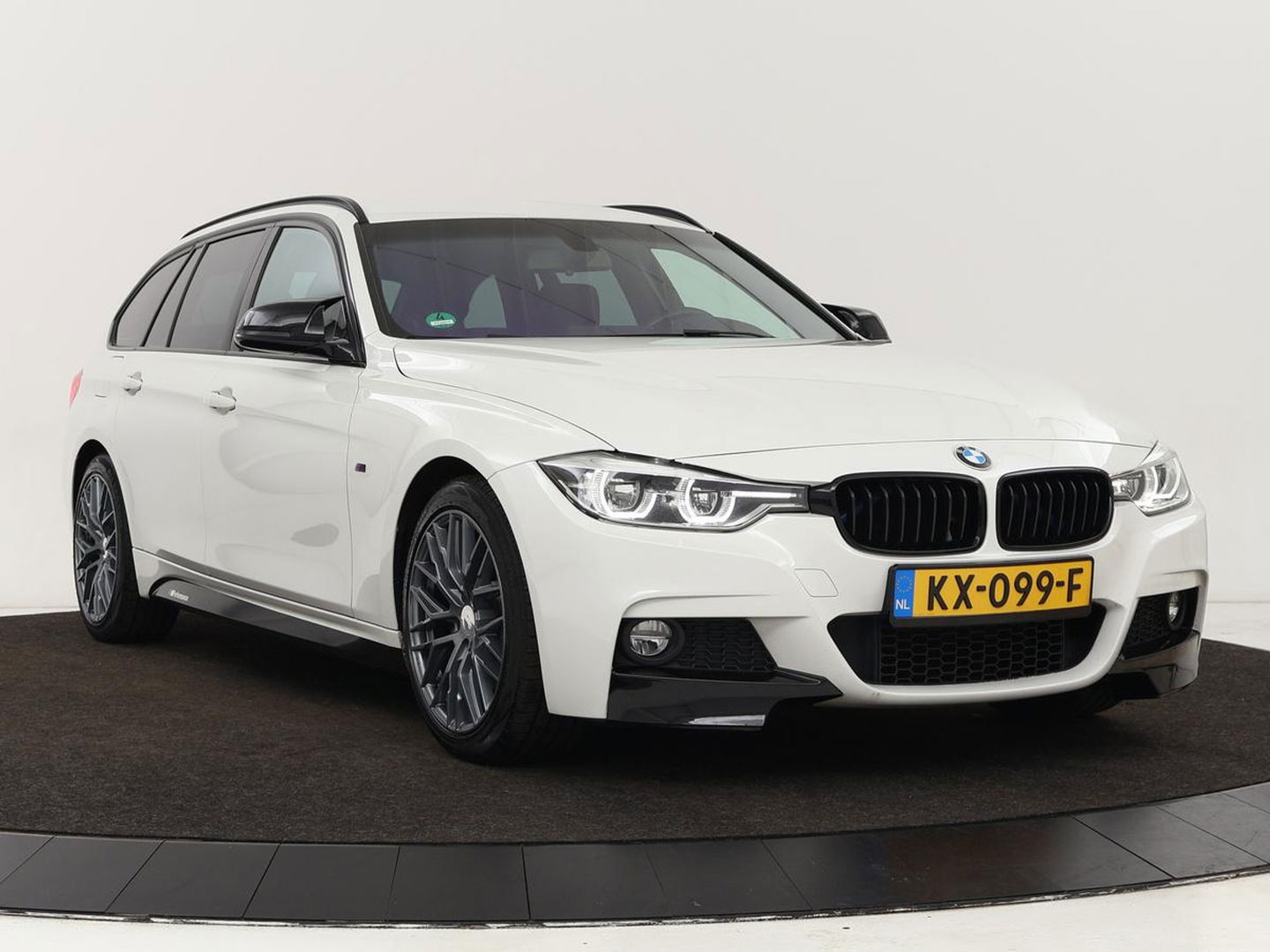 BMW 3-serie 320i M Sport | Sportstoelen | Alcantara | Full LED | Navigatie | Climate control | Bluetooth | Parkeerhulp | Cruise control