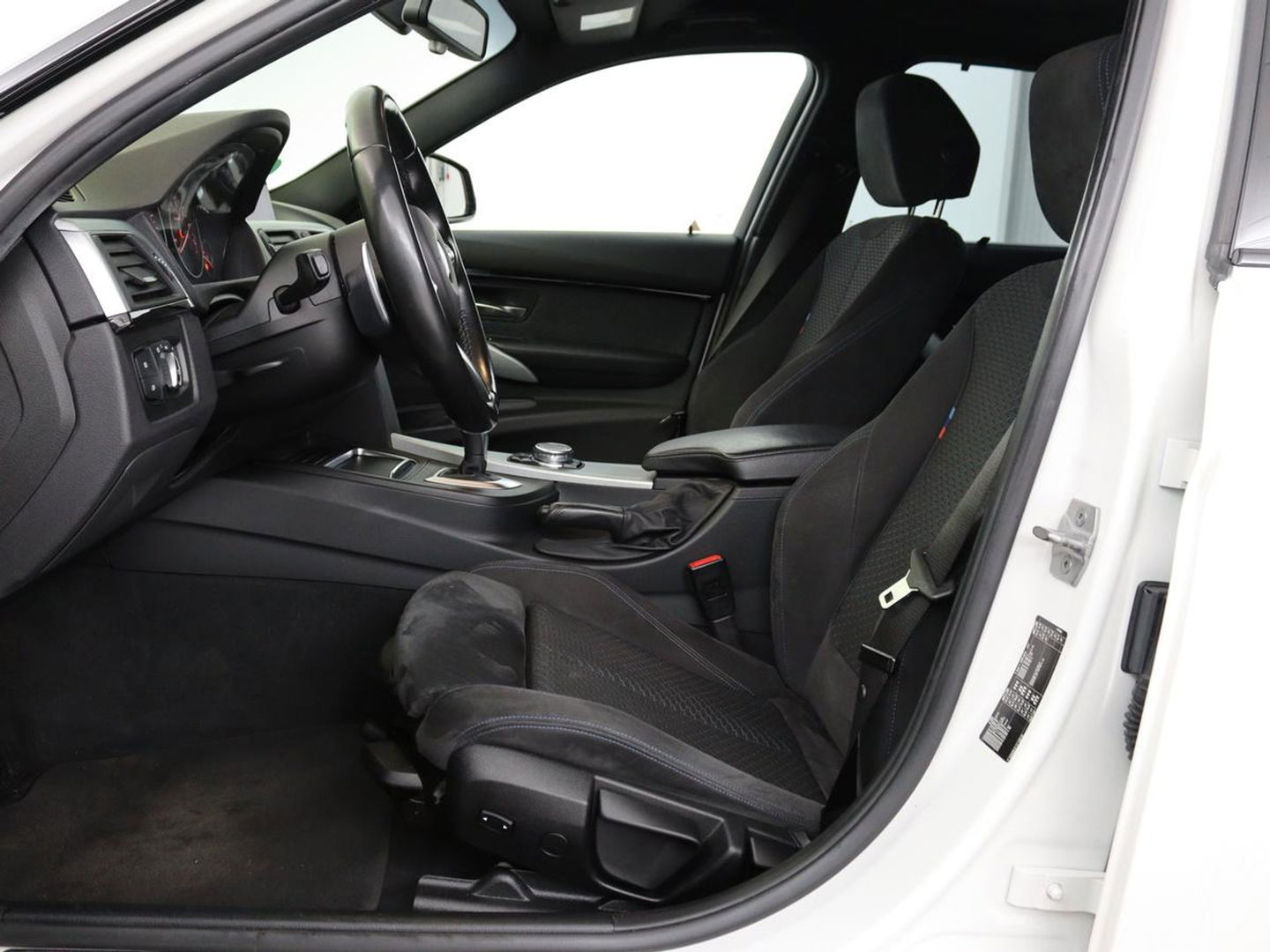 BMW 3-serie 320i M Sport | Sportstoelen | Alcantara | Full LED | Navigatie | Climate control | Bluetooth | Parkeerhulp | Cruise control