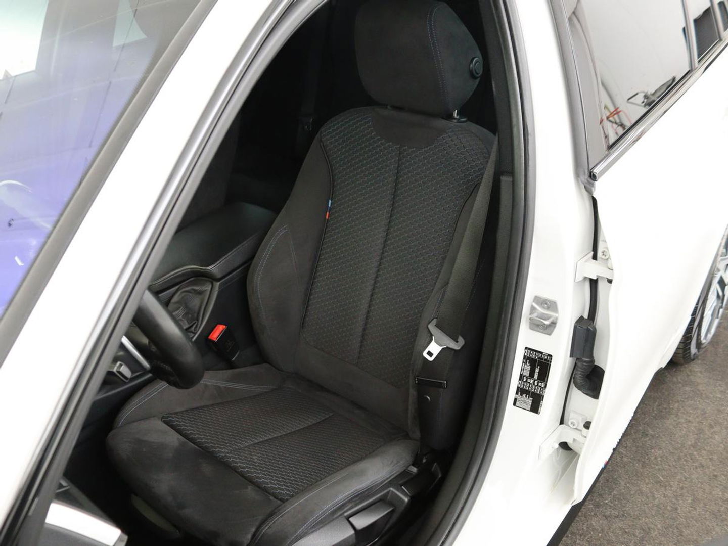 BMW 3-serie 320i M Sport | Sportstoelen | Alcantara | Full LED | Navigatie | Climate control | Bluetooth | Parkeerhulp | Cruise control