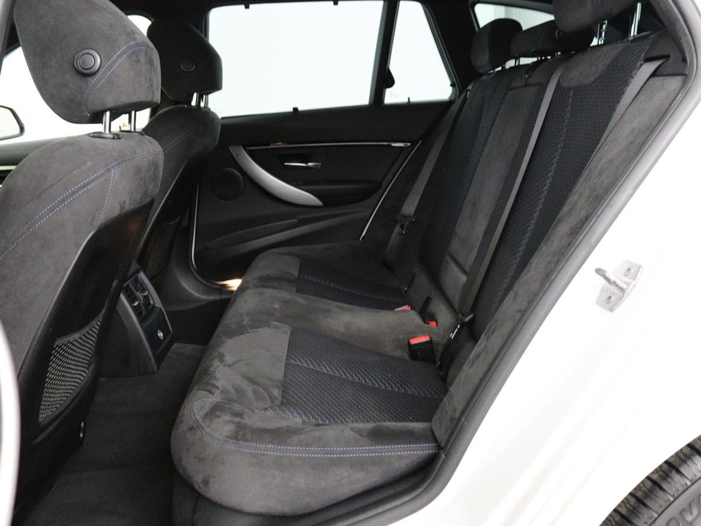 BMW 3-serie 320i M Sport | Sportstoelen | Alcantara | Full LED | Navigatie | Climate control | Bluetooth | Parkeerhulp | Cruise control