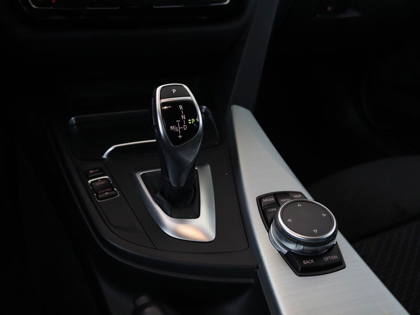 BMW 3-serie 320i M Sport | Sportstoelen | Alcantara | Full LED | Navigatie | Climate control | Bluetooth | Parkeerhulp | Cruise control