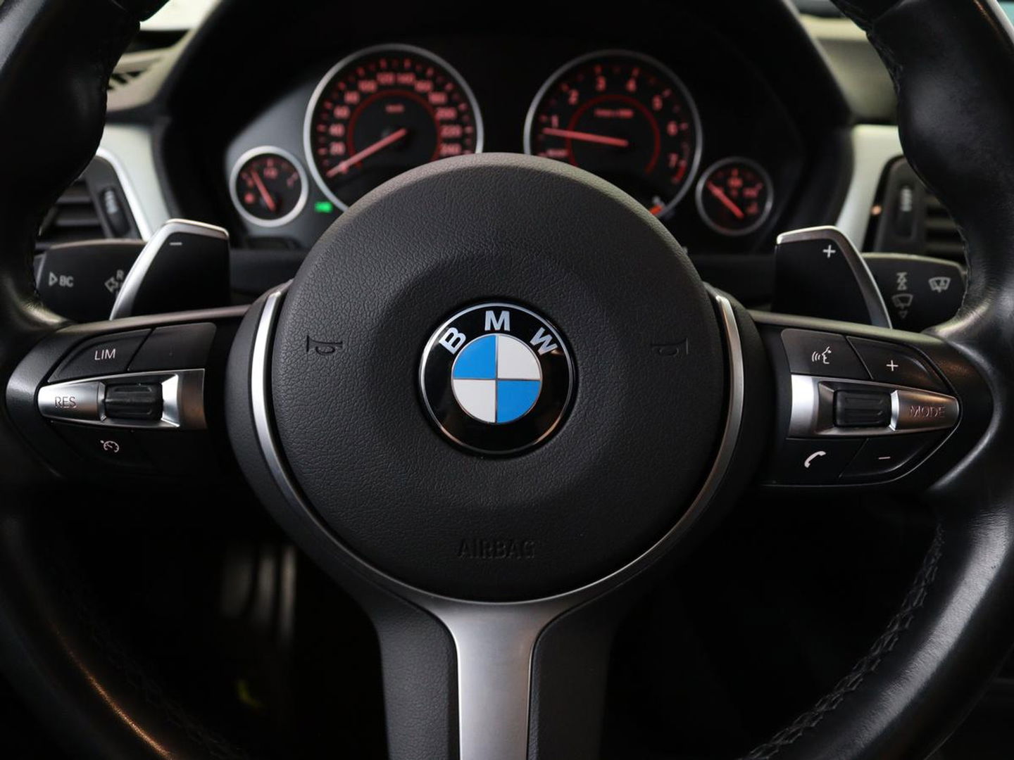 BMW 3-serie 320i M Sport | Sportstoelen | Alcantara | Full LED | Navigatie | Climate control | Bluetooth | Parkeerhulp | Cruise control