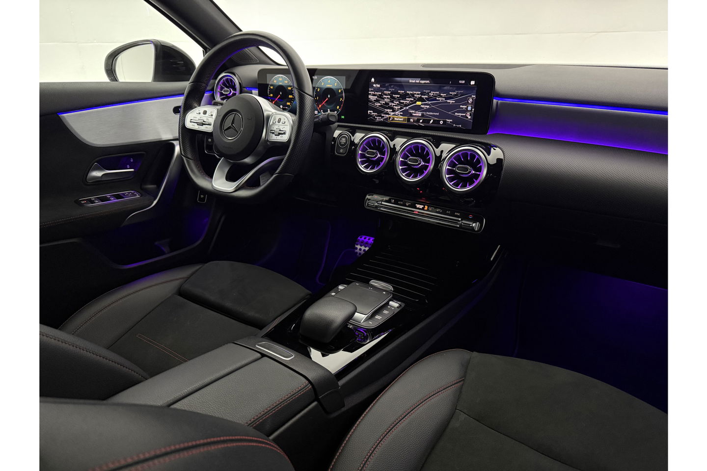 Mercedes-Benz A-Klasse 180 AMG Pano Sfeer Virtual Camera LED Clima Cruise Navi PDC 18''LMV