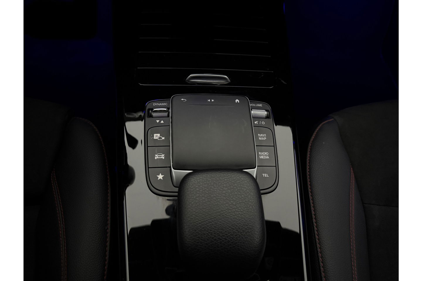 Mercedes-Benz A-Klasse 180 AMG Pano Sfeer Virtual Camera LED Clima Cruise Navi PDC 18''LMV
