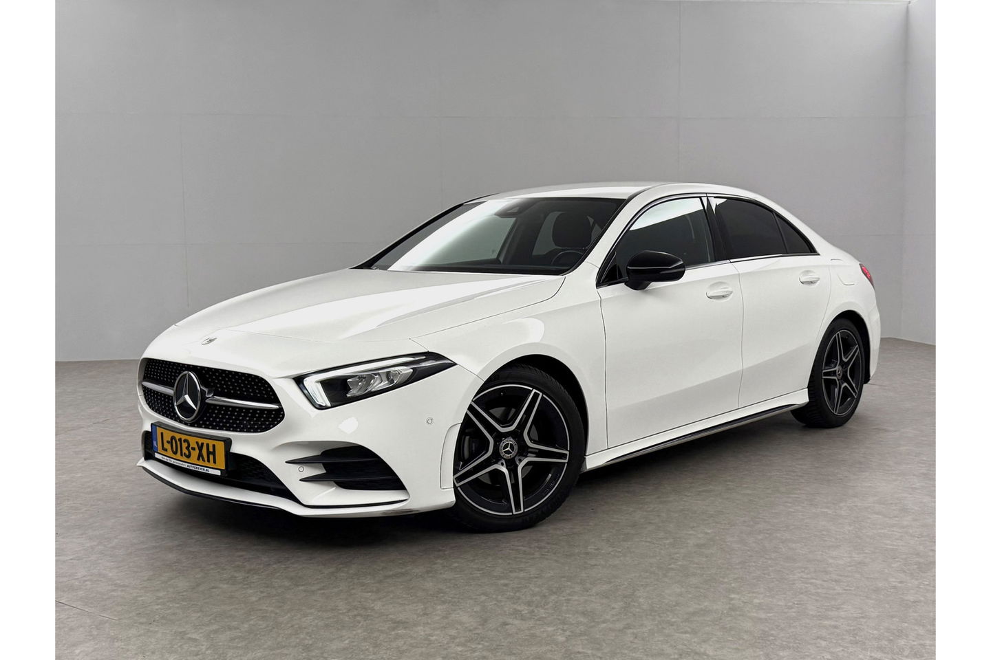Mercedes-Benz A-Klasse 180 AMG Pano Sfeer Virtual Camera LED Clima Cruise Navi PDC 18''LMV