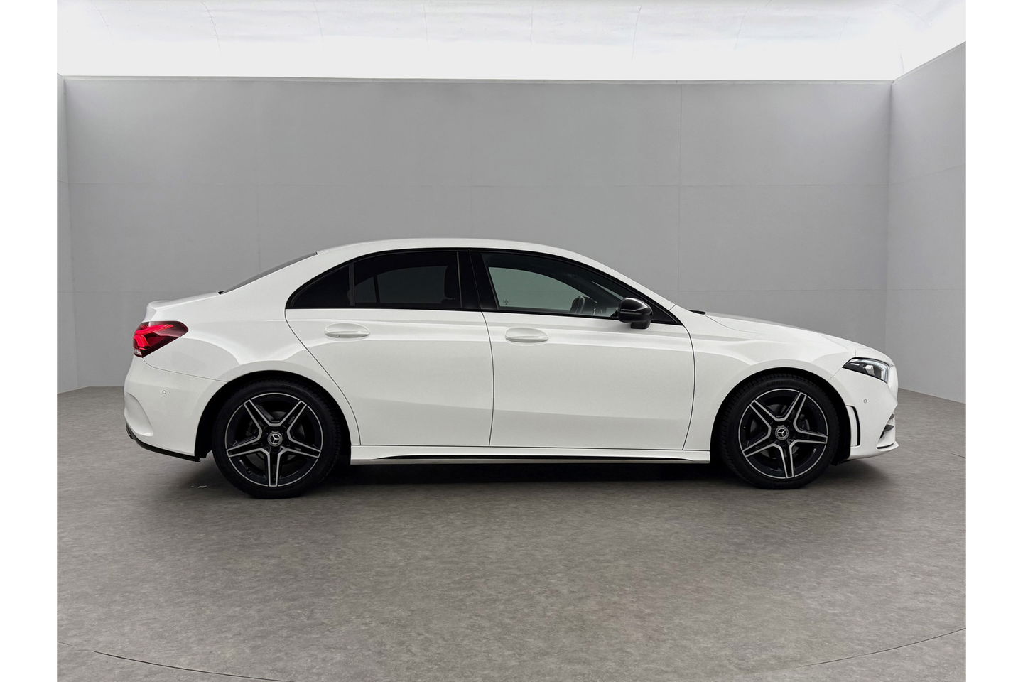 Mercedes-Benz A-Klasse 180 AMG Pano Sfeer Virtual Camera LED Clima Cruise Navi PDC 18''LMV