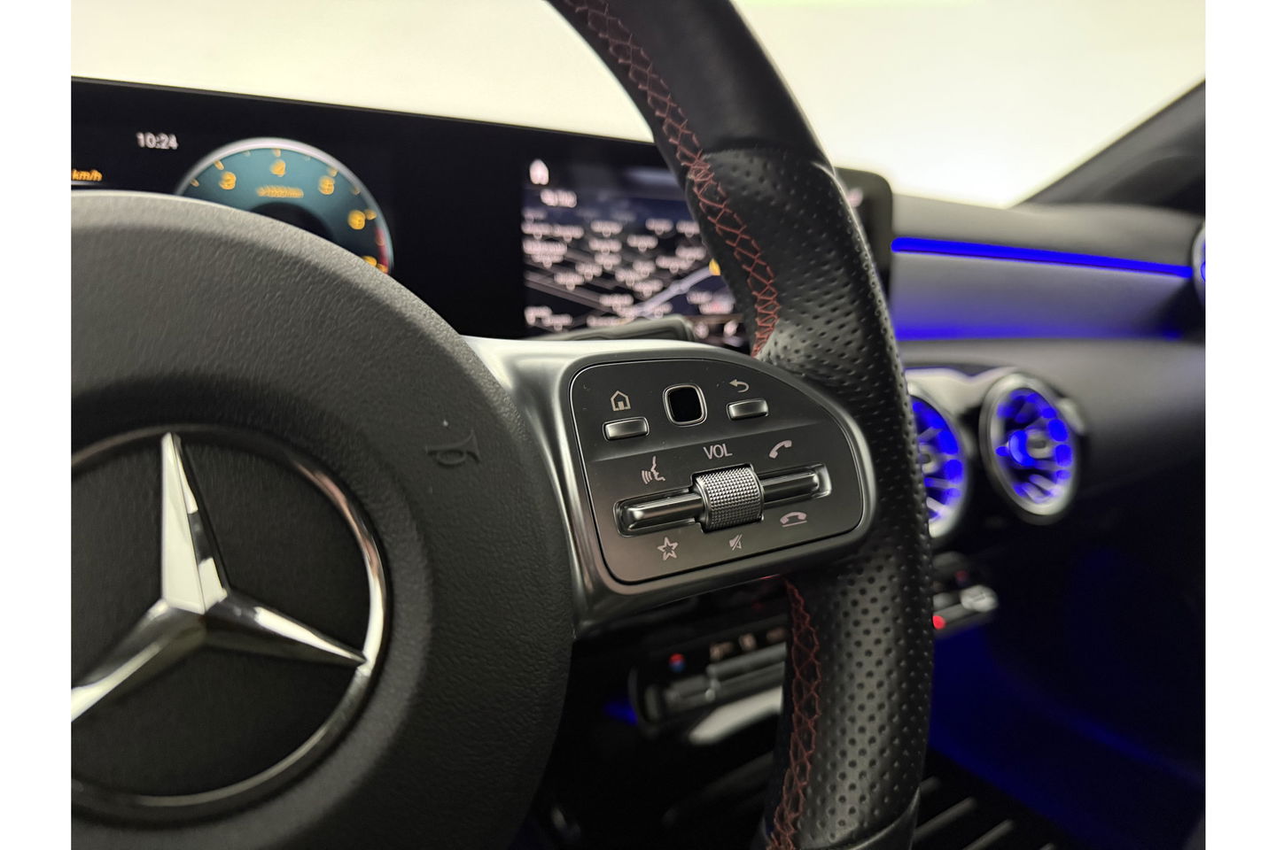 Mercedes-Benz A-Klasse 180 AMG Pano Sfeer Virtual Camera LED Clima Cruise Navi PDC 18''LMV