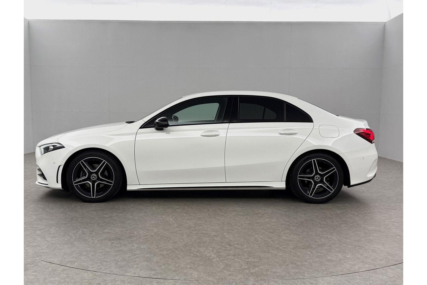 Mercedes-Benz A-Klasse 180 AMG Pano Sfeer Virtual Camera LED Clima Cruise Navi PDC 18''LMV