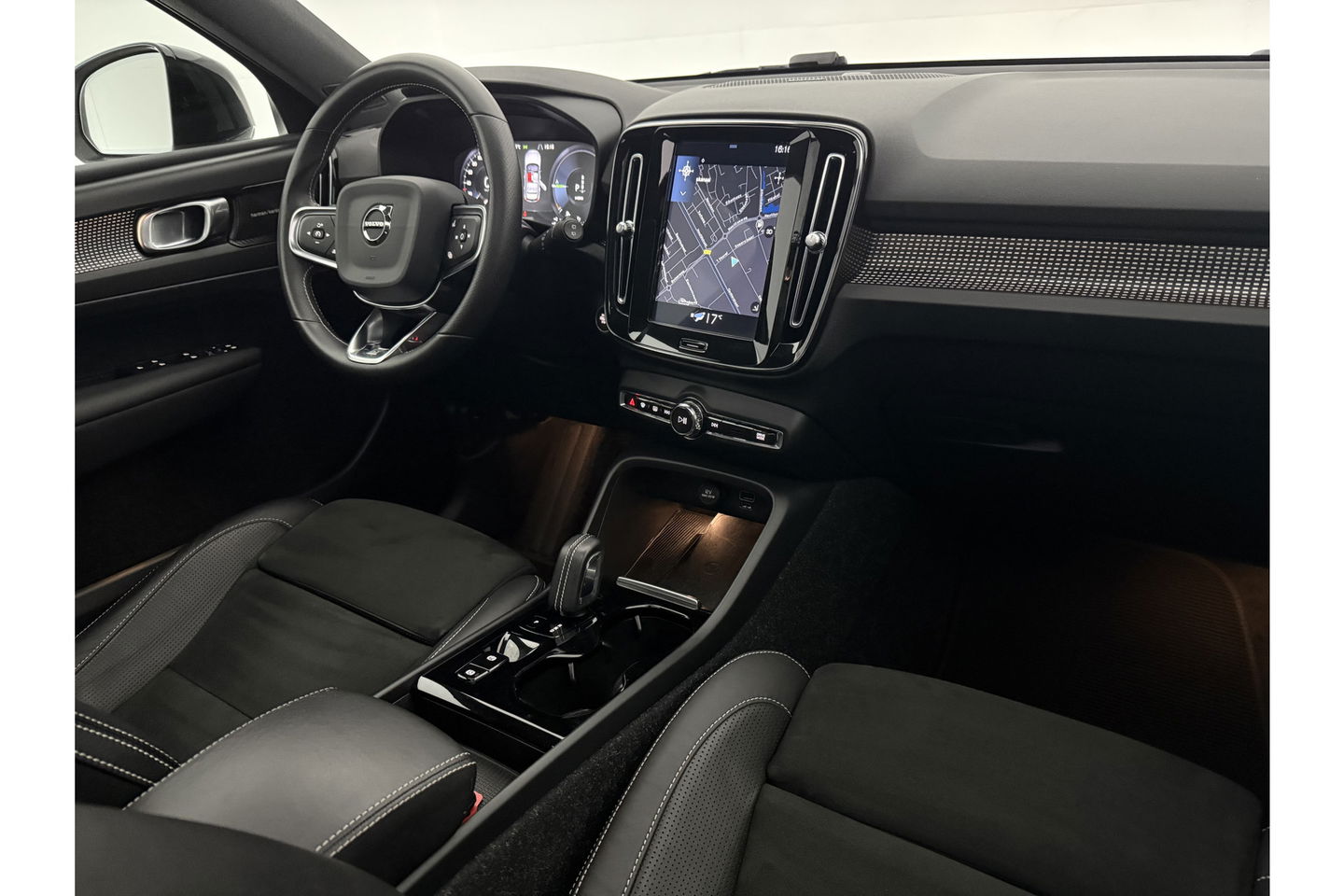 Volvo XC40 1.5 Twin Engine R-Design 262PK Pano Trekhaak LED Harman/Kardon Virtual Clima Cruise Camera Carplay PDC Navi 20"LMV