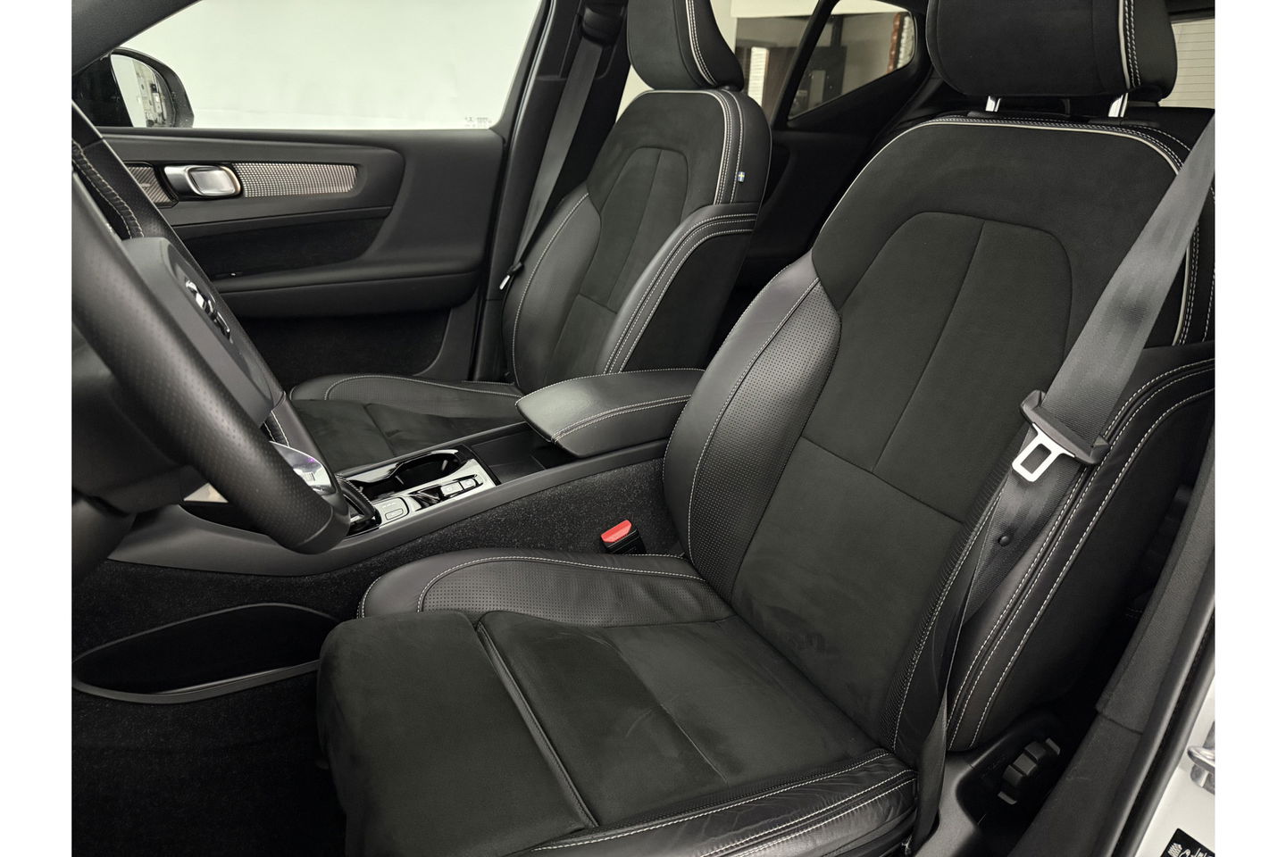 Volvo XC40 1.5 Twin Engine R-Design 262PK Pano Trekhaak LED Harman/Kardon Virtual Clima Cruise Camera Carplay PDC Navi 20"LMV