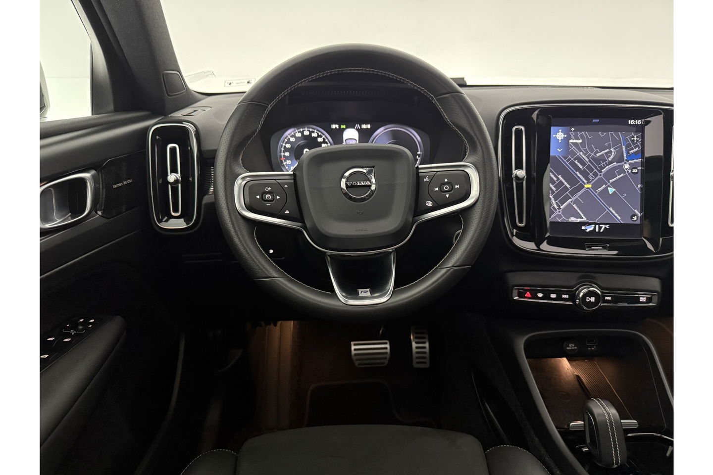 Volvo XC40 1.5 Twin Engine R-Design 262PK Pano Trekhaak LED Harman/Kardon Virtual Clima Cruise Camera Carplay PDC Navi 20"LMV