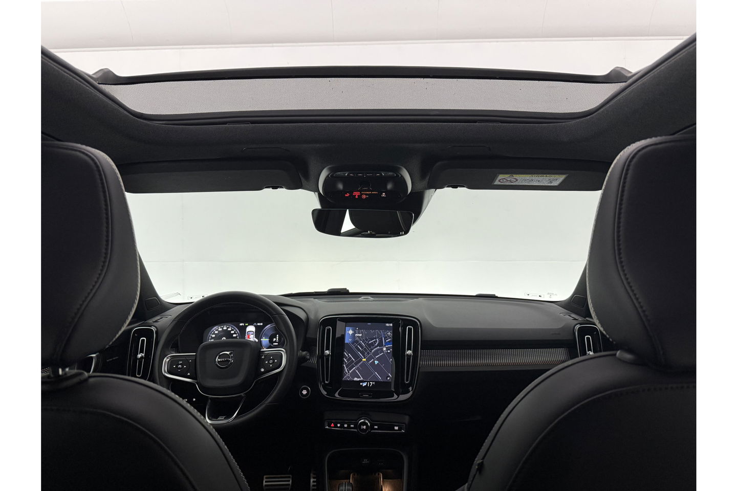 Volvo XC40 1.5 Twin Engine R-Design 262PK Pano Trekhaak LED Harman/Kardon Virtual Clima Cruise Camera Carplay PDC Navi 20"LMV