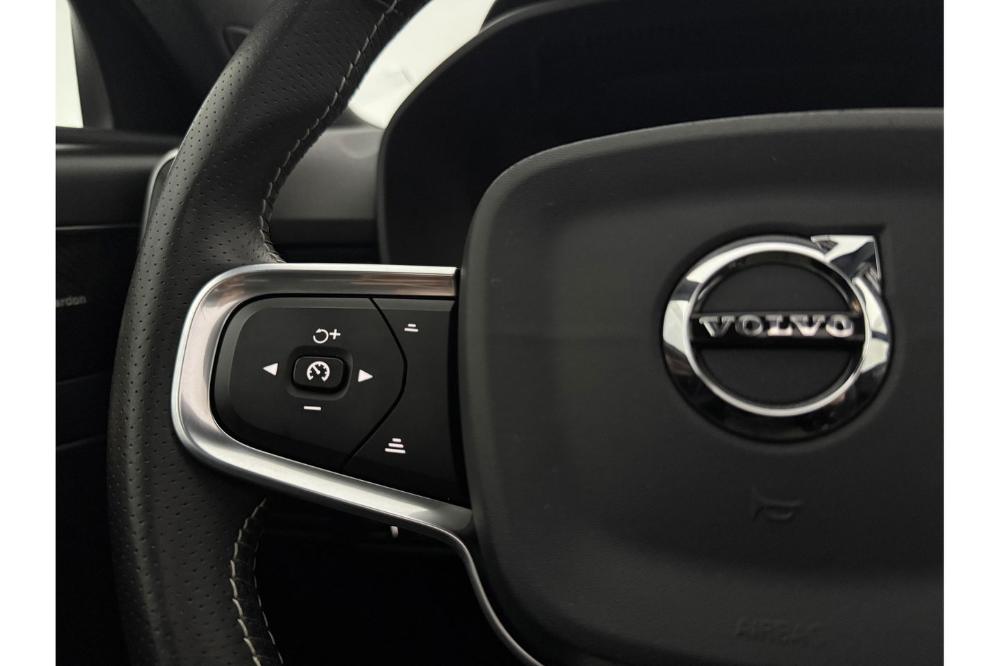 Volvo XC40 1.5 Twin Engine R-Design 262PK Pano Trekhaak LED Harman/Kardon Virtual Clima Cruise Camera Carplay PDC Navi 20"LMV