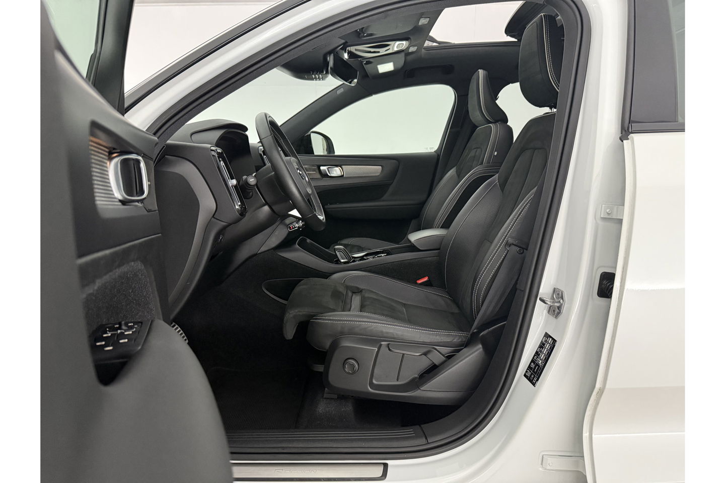 Volvo XC40 1.5 Twin Engine R-Design 262PK Pano Trekhaak LED Harman/Kardon Virtual Clima Cruise Camera Carplay PDC Navi 20"LMV