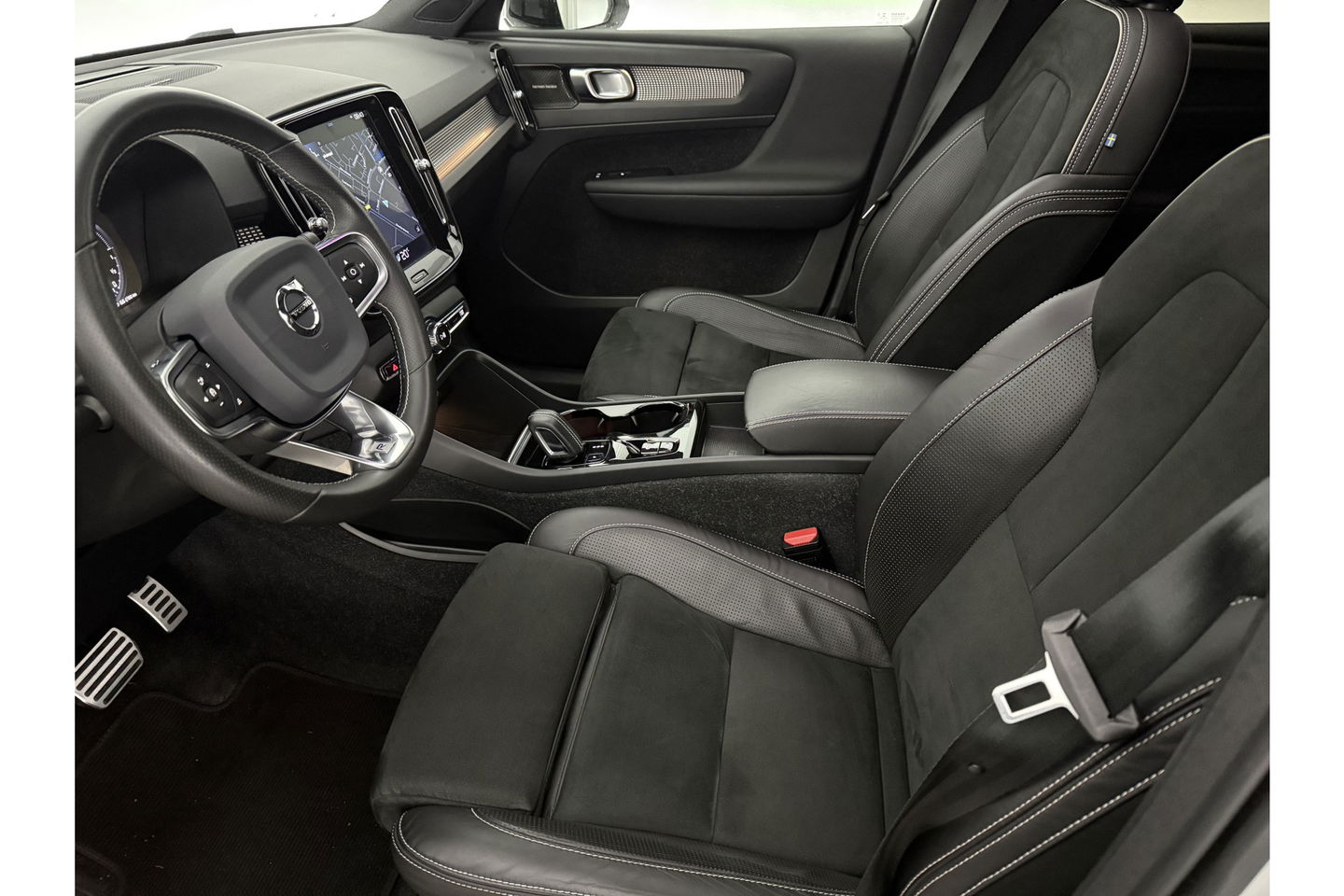 Volvo XC40 1.5 Twin Engine R-Design 262PK Pano Trekhaak LED Harman/Kardon Virtual Clima Cruise Camera Carplay PDC Navi 20"LMV