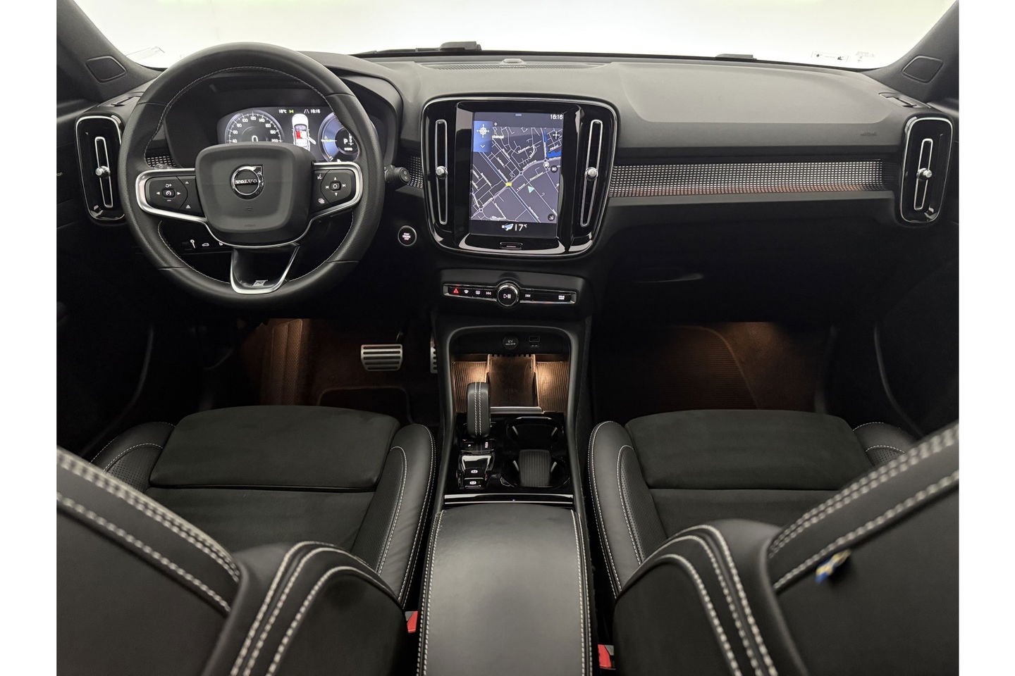 Volvo XC40 1.5 Twin Engine R-Design 262PK Pano Trekhaak LED Harman/Kardon Virtual Clima Cruise Camera Carplay PDC Navi 20"LMV
