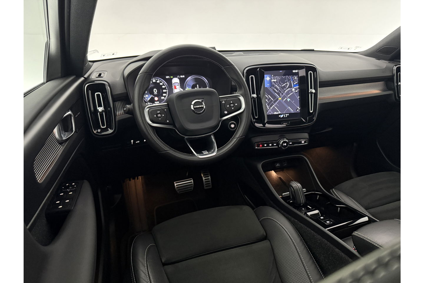 Volvo XC40 1.5 Twin Engine R-Design 262PK Pano Trekhaak LED Harman/Kardon Virtual Clima Cruise Camera Carplay PDC Navi 20"LMV