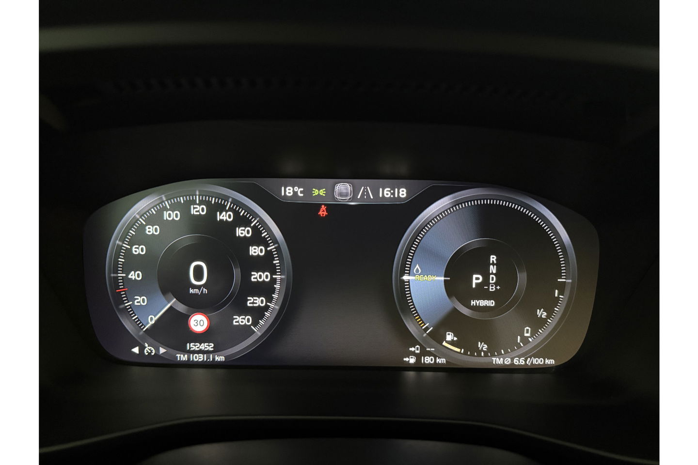 Volvo XC40 1.5 Twin Engine R-Design 262PK Pano Trekhaak LED Harman/Kardon Virtual Clima Cruise Camera Carplay PDC Navi 20"LMV