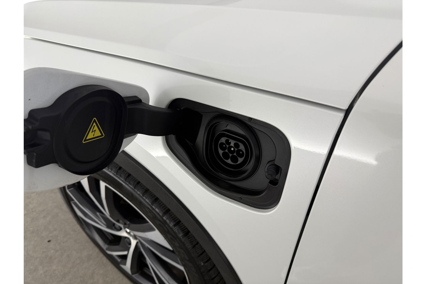 Volvo XC40 1.5 Twin Engine R-Design 262PK Pano Trekhaak LED Harman/Kardon Virtual Clima Cruise Camera Carplay PDC Navi 20"LMV